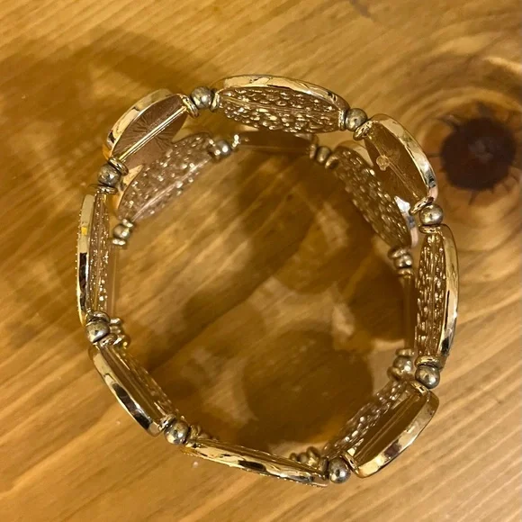 Very unique gold tone and cork elastic bracelet size 7 1/2 and 1 3/4 inch wide - Picture 6 of 6